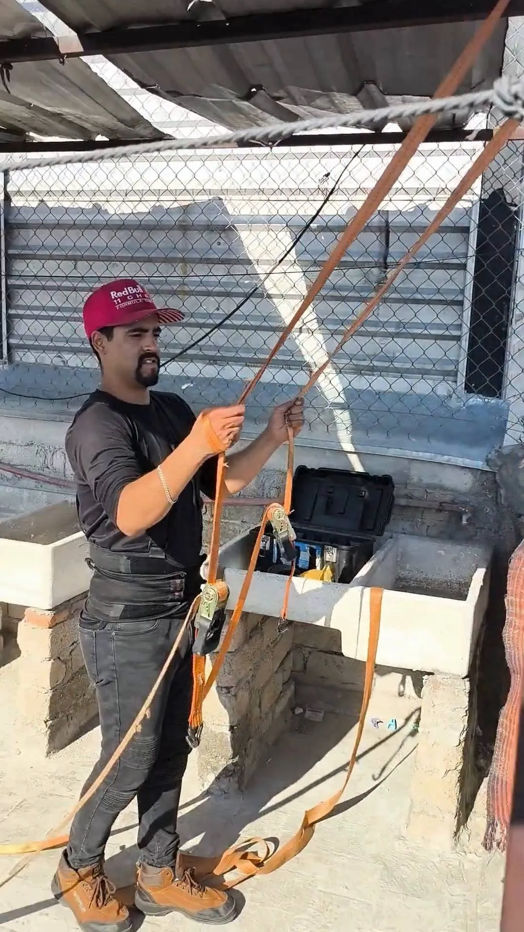 Integrante del equipo preparando las cuerdas en la azotea
